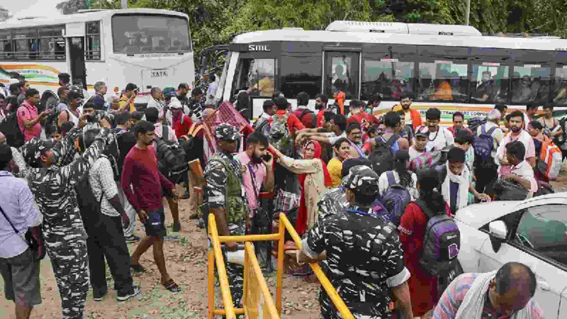 1,477 Pilgrims Depart Jammu for Amarnath Yatra Amid Chants of “Bum Bum Bholey”