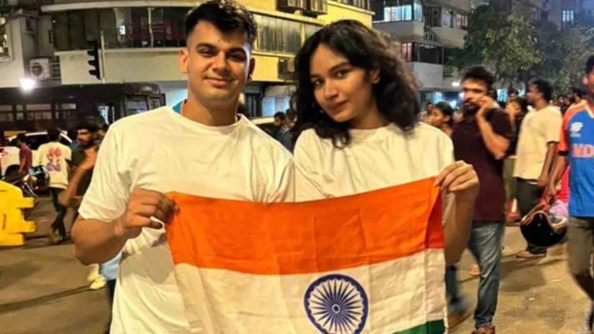 Tinder Date Turns Memorable At Team India’s Victory Parade