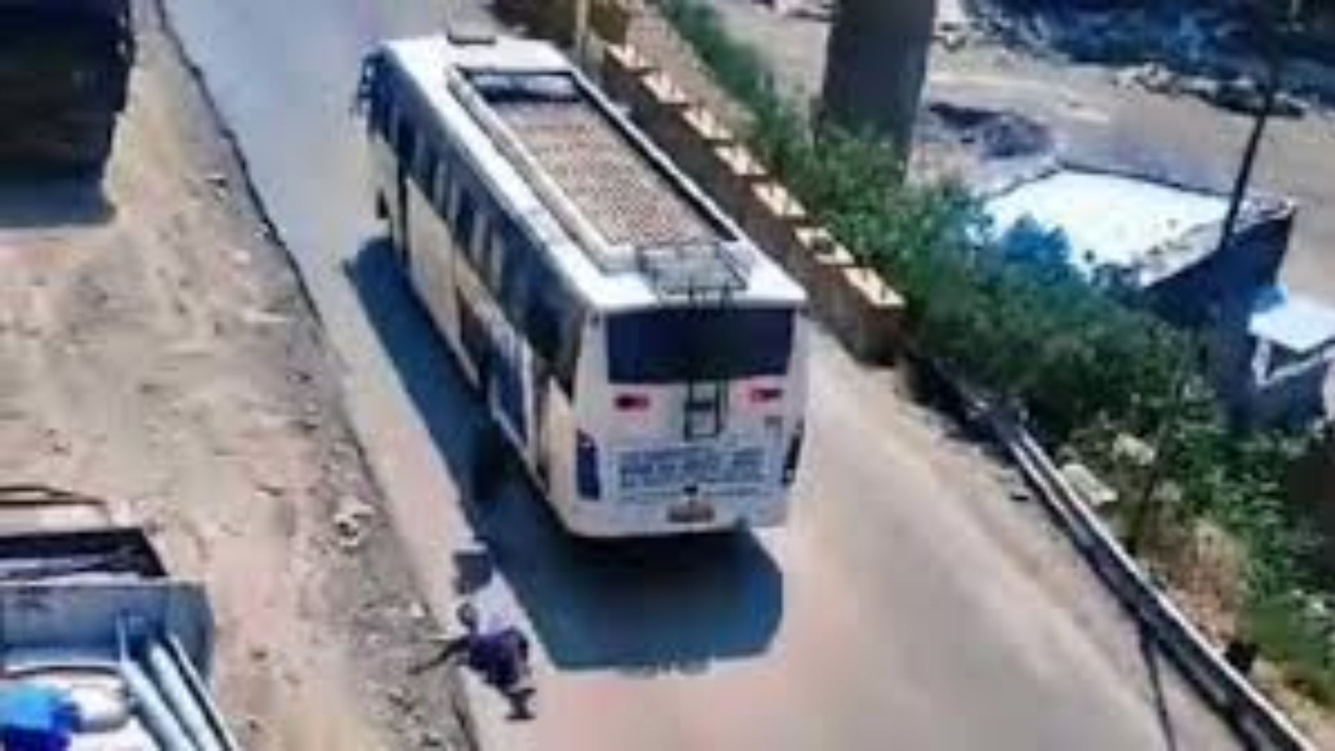 Amarnath Yatra: Pilgrims Forced to Leap from Moving Bus as Brakes Fail; Indian Army Prevents Tragedy