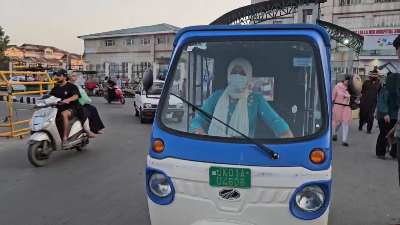 Kounsar Jan Breaks Barriers as Srinagar's First Female E-Rickshaw Driver