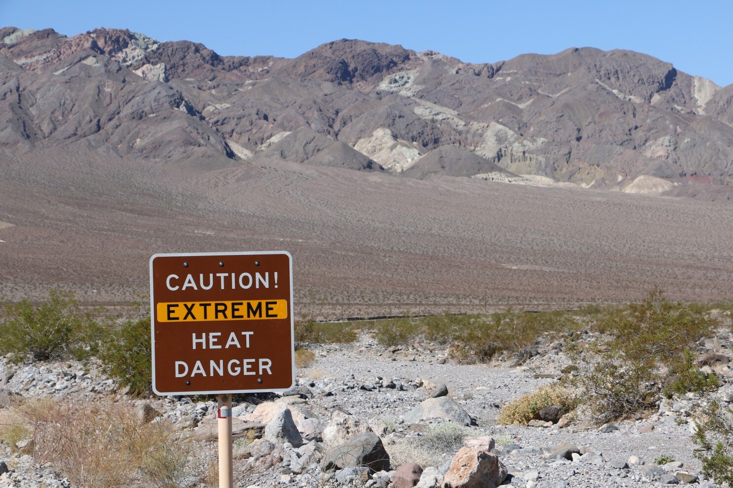 'Too Hot to Handle': Man Suffers Third-Degree Burns From Walking on Sand Dunes in Scorching Heat