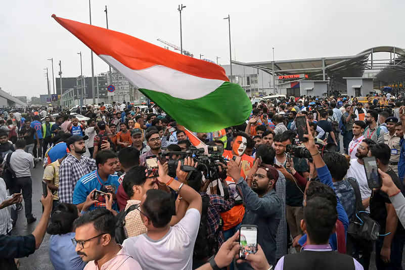 Team India’s T20 World Cup Victory Parade: Hardik Pandya Lifts the Trophy in Front of Massive Crowd