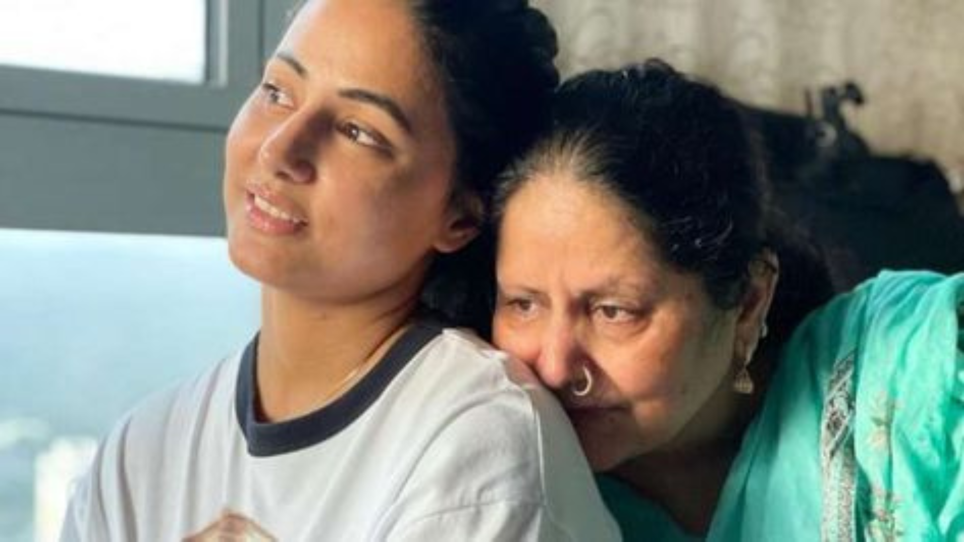 Hina Khan Shares Heartfelt Photos With Mother On Cancer Diagnosis Day: 'She Forget Her Pain...'