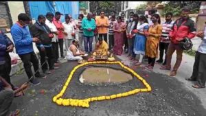 Bengaluru Residents Conduct ‘Pothole Puja’ To Protest Bad Roads