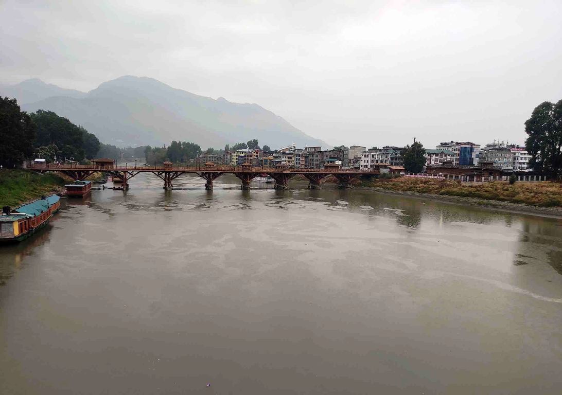 First Incident on Renovated Habba Kadal Bridge Sparks Demand for Preventive Measures