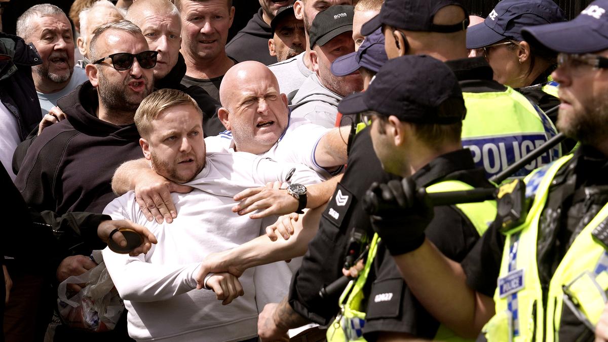 UK Struggles with Worst Riots in Last 13 Years as Far-Right Protesters Clash with Counter Protesters