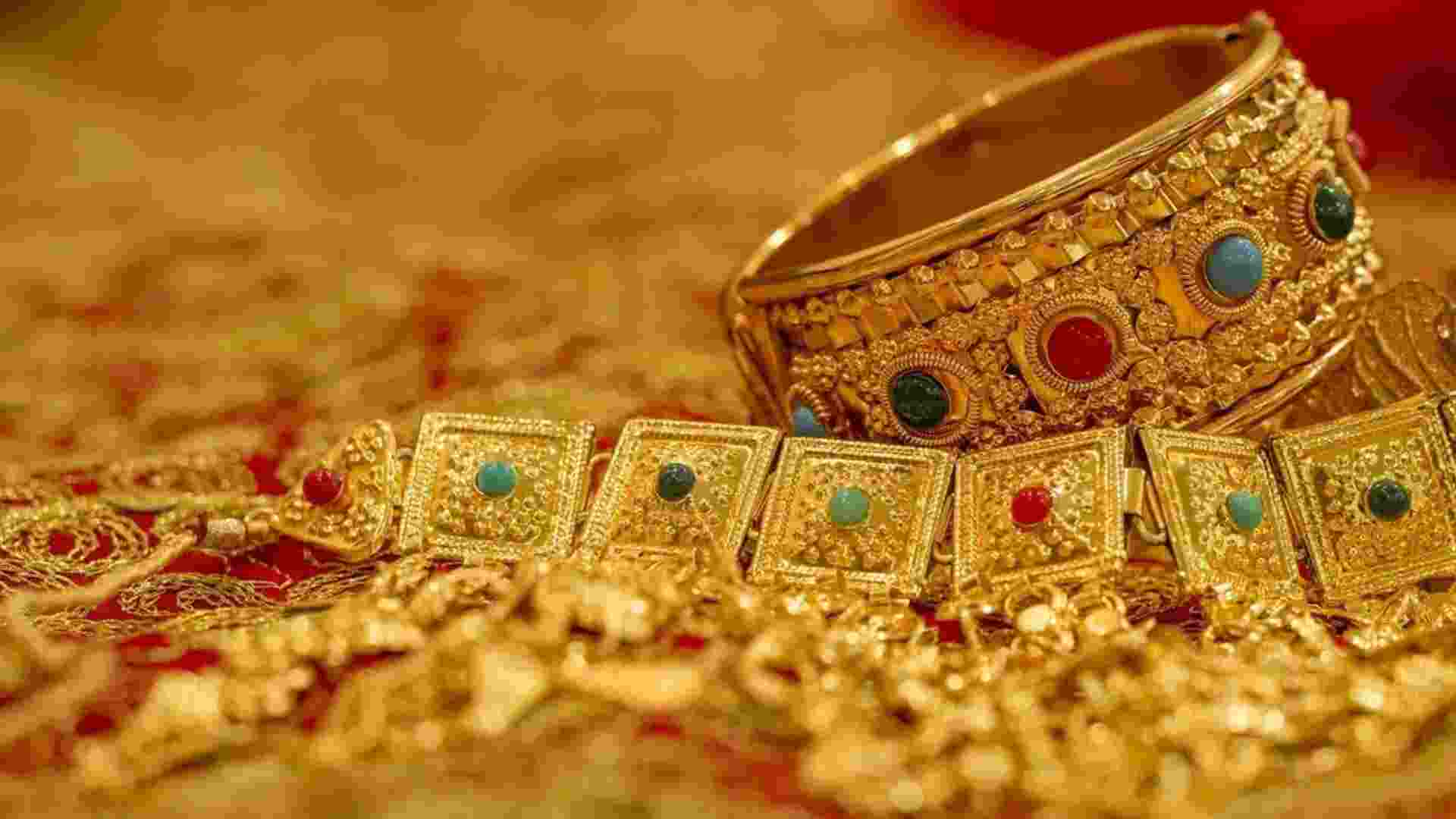 Pune Thief Steals Rs. 4.9 Lakh Gold Jewelry As Couple Stops For Vada Pav | Watch