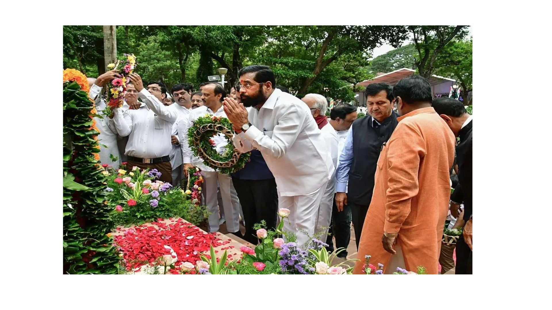 Maharashtra CM pays tribute at Gandhi Smriti Stambh on August Kranti Diwas