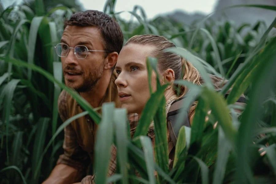 FIRST LOOK OUT: Scarlett Johansson, Jonathan Bailey, and Mahershala Ali star in ‘Jurassic World Rebirth’