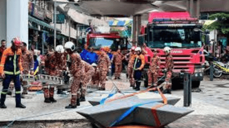 Indian Women Disappears Into 8 Meter Sinkhole In Malaysia