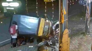 Heroic Teen Lifts Autorickshaw Off Mother After Accident | Watch