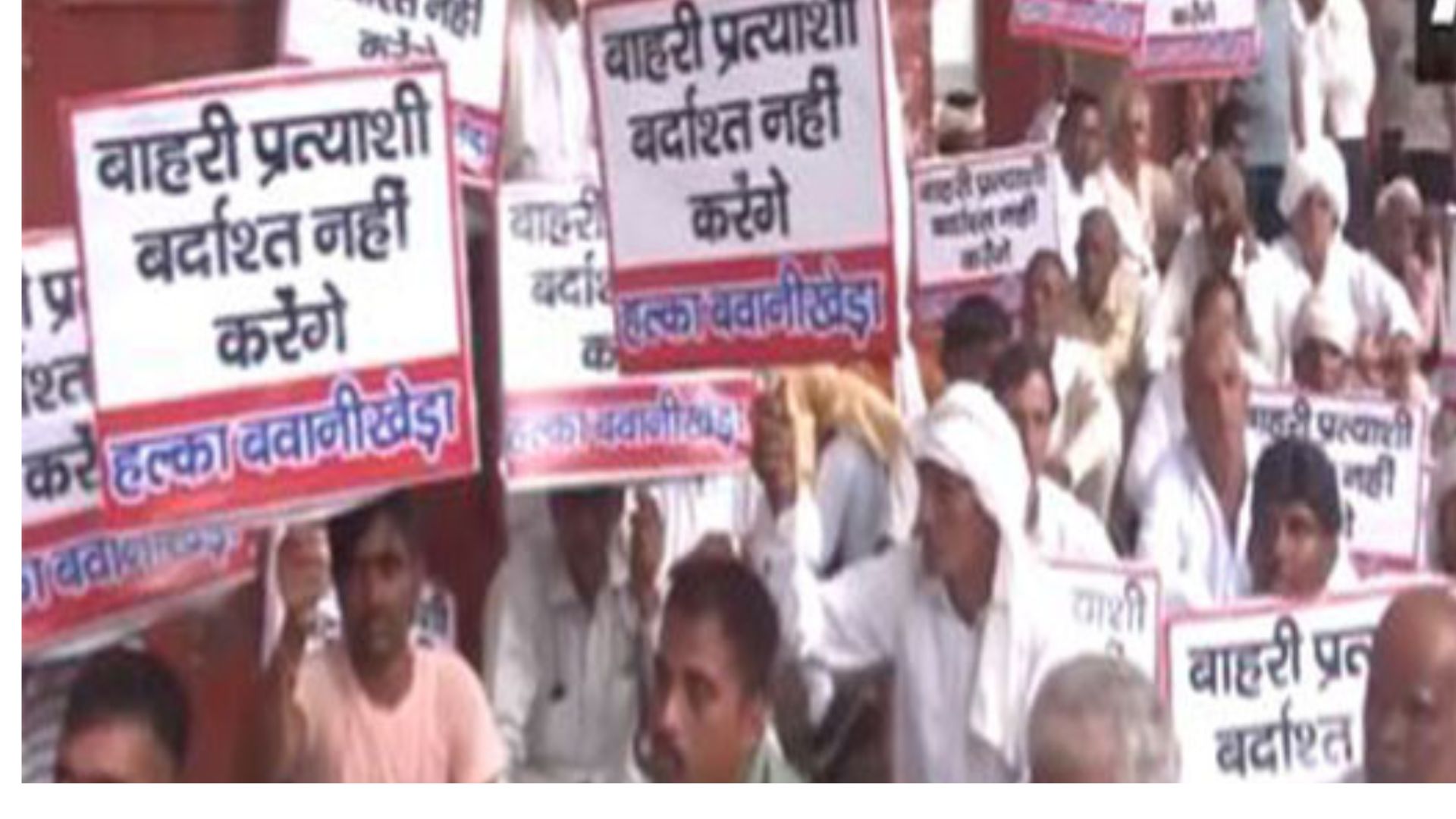 Congress workers outside headquarter