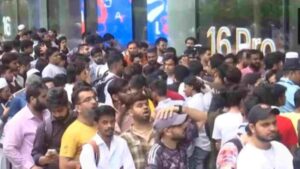 Watch : Apple Stores in Delhi and Mumbai Draw Massive Crowds for iPhone 16 Purchase, Video Goes Viral