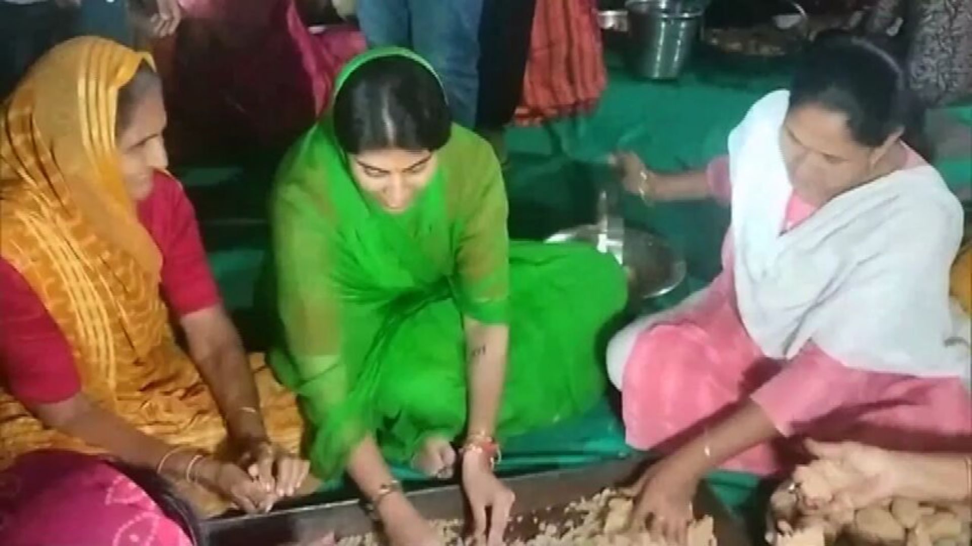 BJP MLA Rivaba Jadeja Participates in Ganesh Pandal Celebrations in Jamnagar North