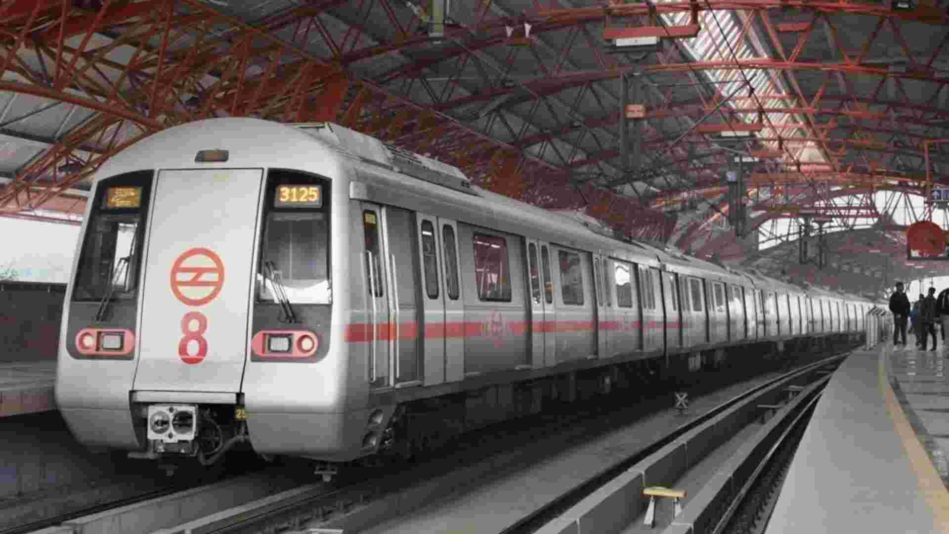 Woman Films Foreigner On Delhi Metro