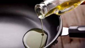 4 Oils To Avoid For Your Health And High-Heat Cooking