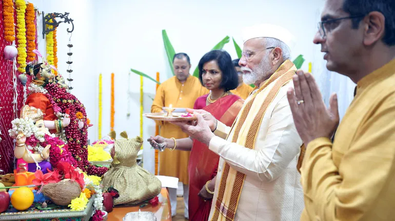 VIDEO: PM Modi Joins Ganpati Puja at Chief Justice Chandrachud’s Home