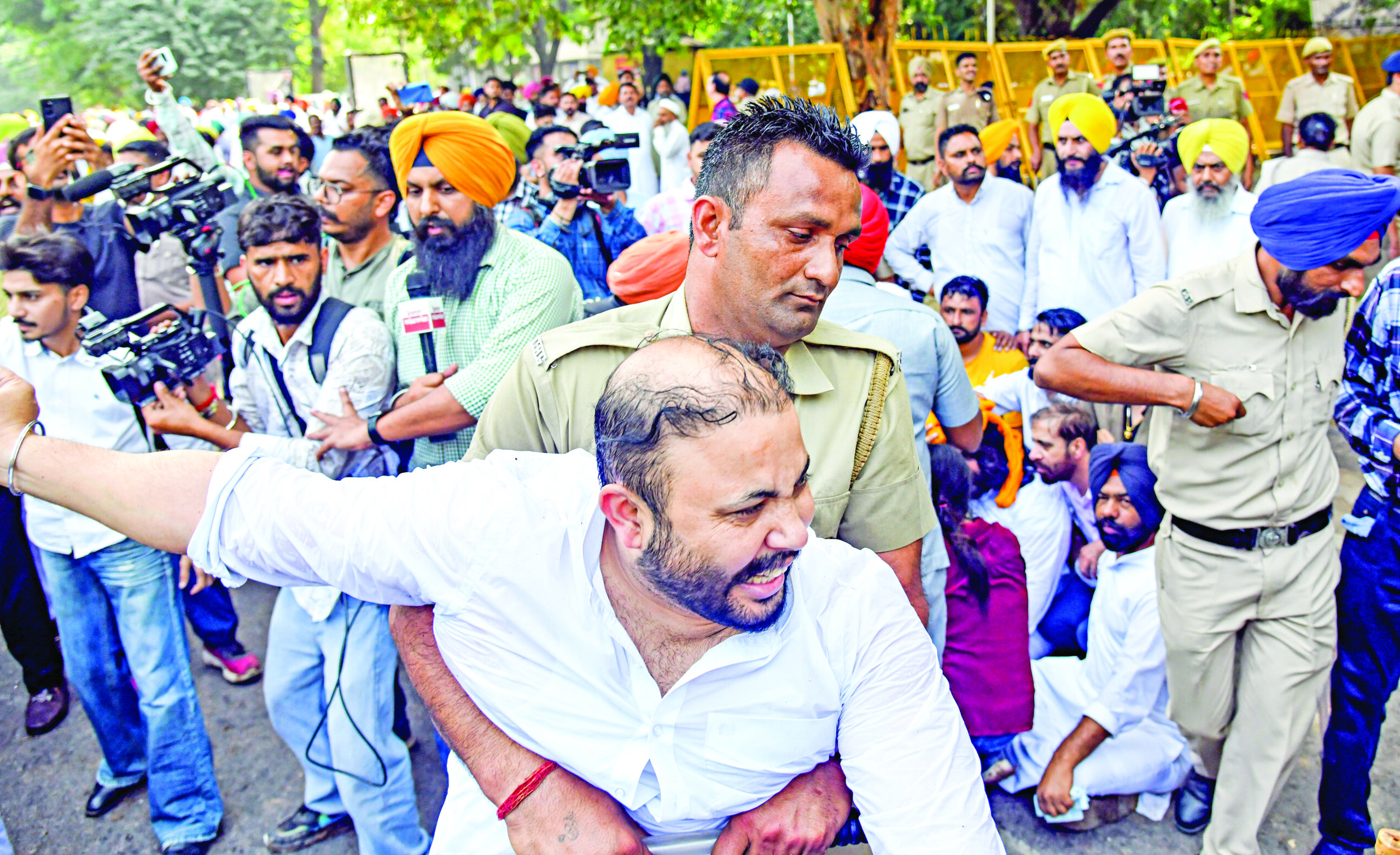 AAP leaders face water cannons during protest march over paddy lifting delay