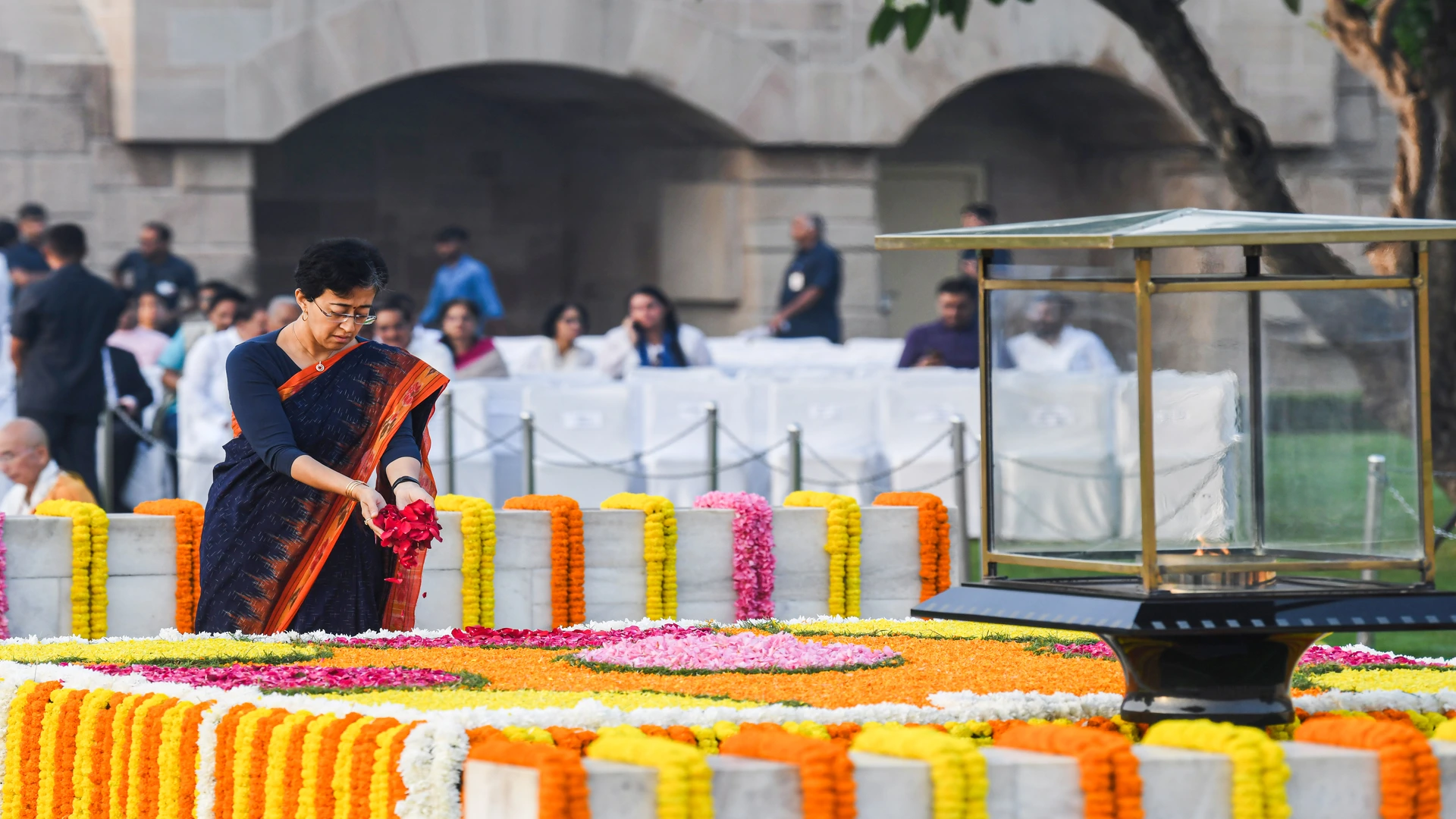 Atishi pays floral tribute at the Samadhi of Mahatma Gandhi today