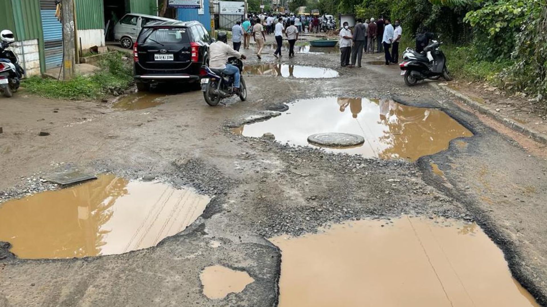 Bengaluru Techie Aims to Create Pothole-Tracking App; Netizens Suggest Creative Name “Potluru”!