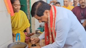 ‘Bhai Behen Ko Chai Pilayega’: CM Mohan Yadav Serves Tea In Chitrakoot Dham | WATCH