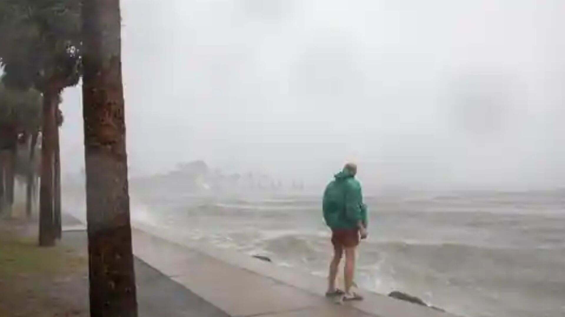 Hurricane Milton, A powerful storm of Category 3, makes landfall in Florida