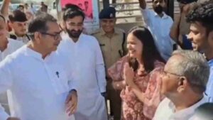 IAS Tina Dabi Bows to BJP Leader 5 Times in 7 Seconds | WATCH