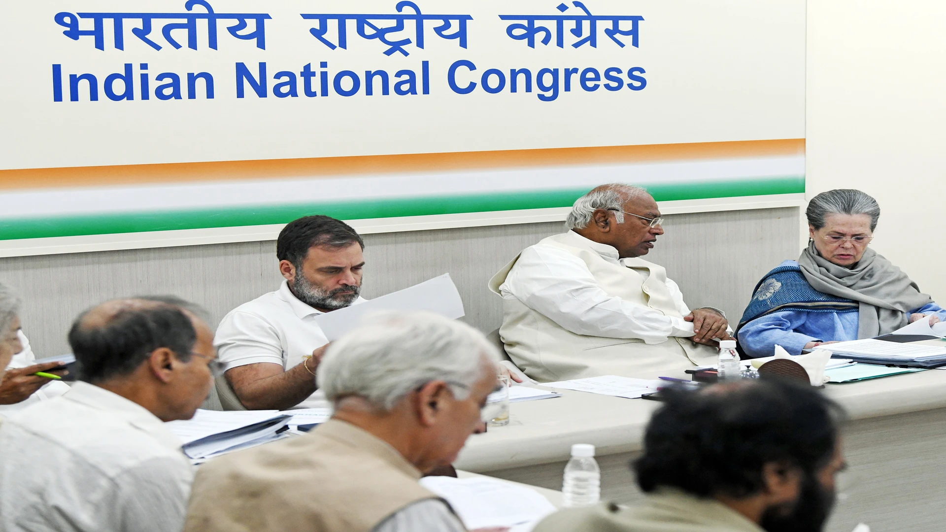 Kharge and Sonia Gandhi during the CEC meeting on Maharashtra polls