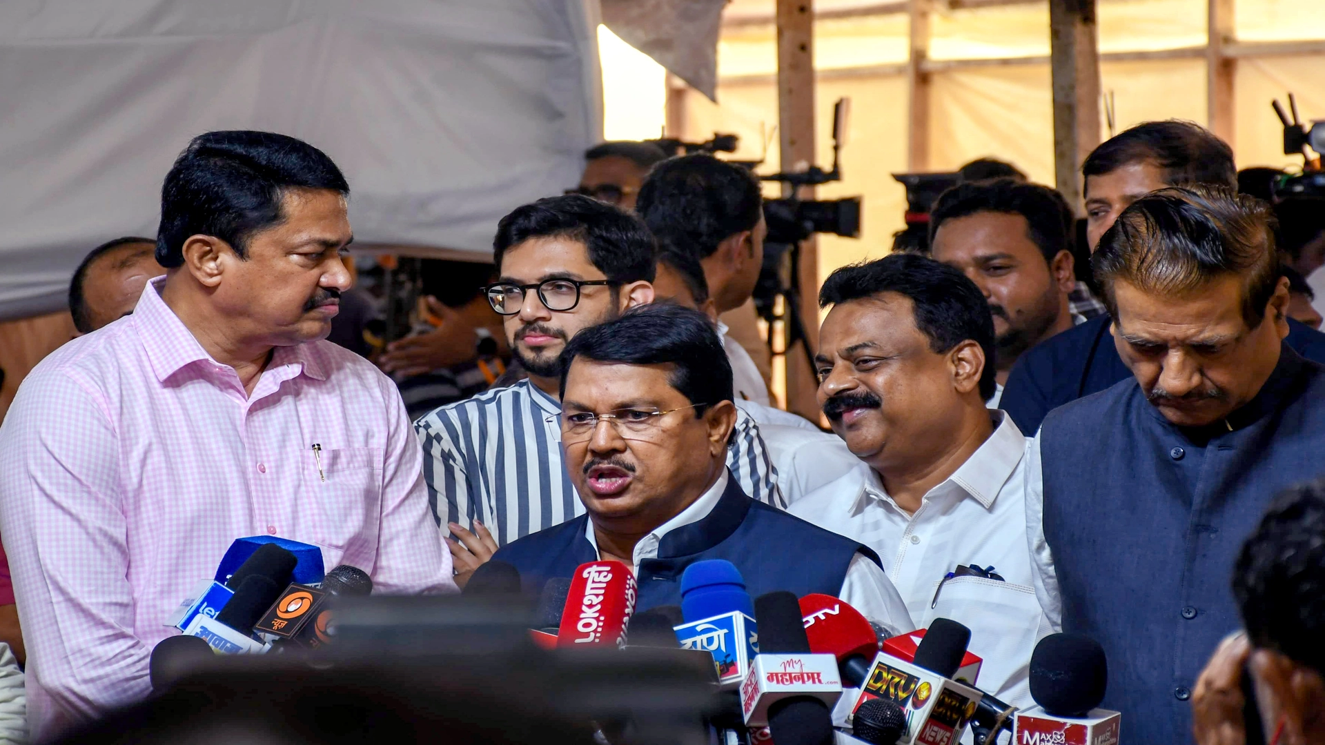 Maharashtra LoP Vijay Wadettiwar addresses the media