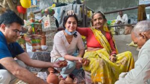 Manu Bhaker Celebrates Diwali ‘Vocal For Local’ Style, Supporting Street Vendors Selling Diyas