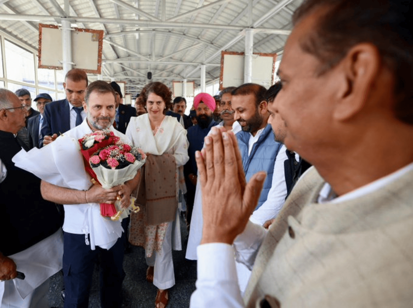 Rahul and Priyanka Gandhi Arrive in Srinagar for Omar Abdullah’s Swearing-In Ceremony