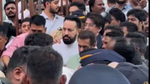 Salman Khan Leaves In Tears After Paying Final Tributes To Friend Baba Siddique | Watch Video