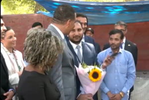 A Bouquet And A Swipe: Jamaican PM Embraces UPI In Delhi’s Streets, Video Goes Viral