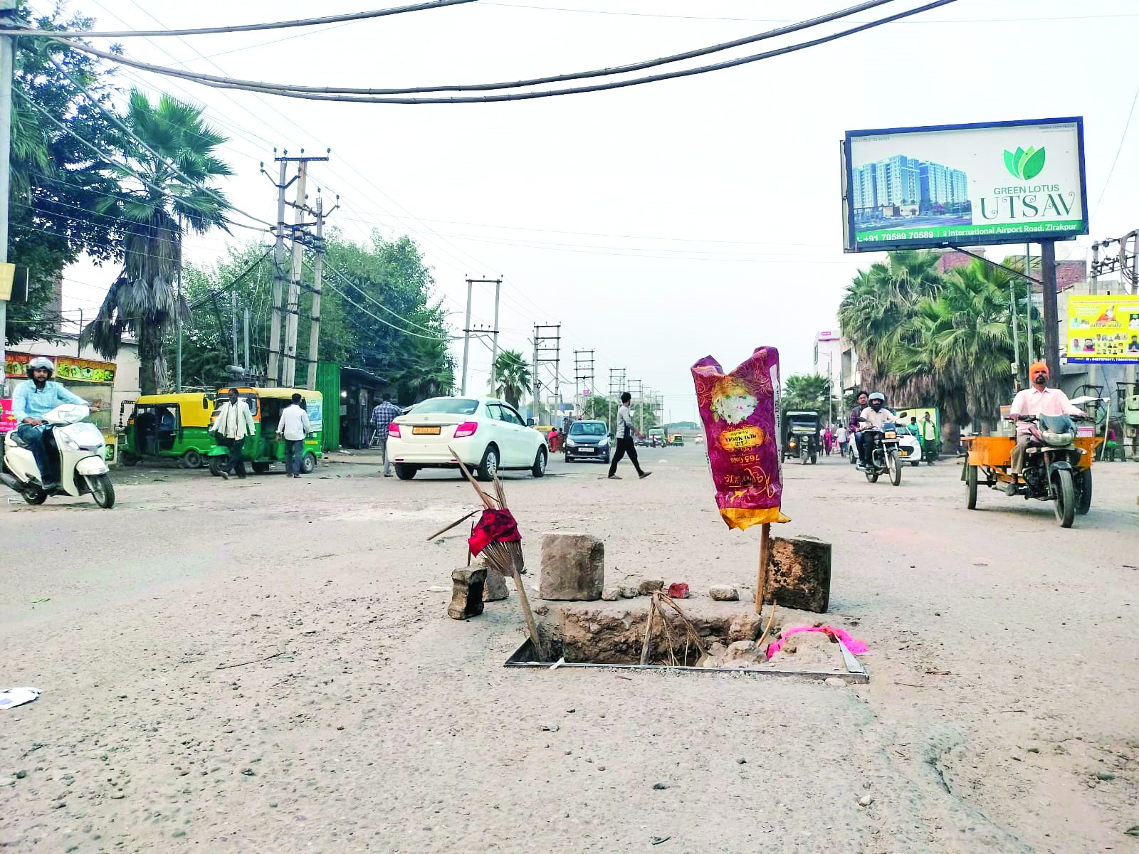 The road’s poor state is attributed to excavation work conducted by private companies over two and a half years ago to lay electricity wires and fiber optic cables.