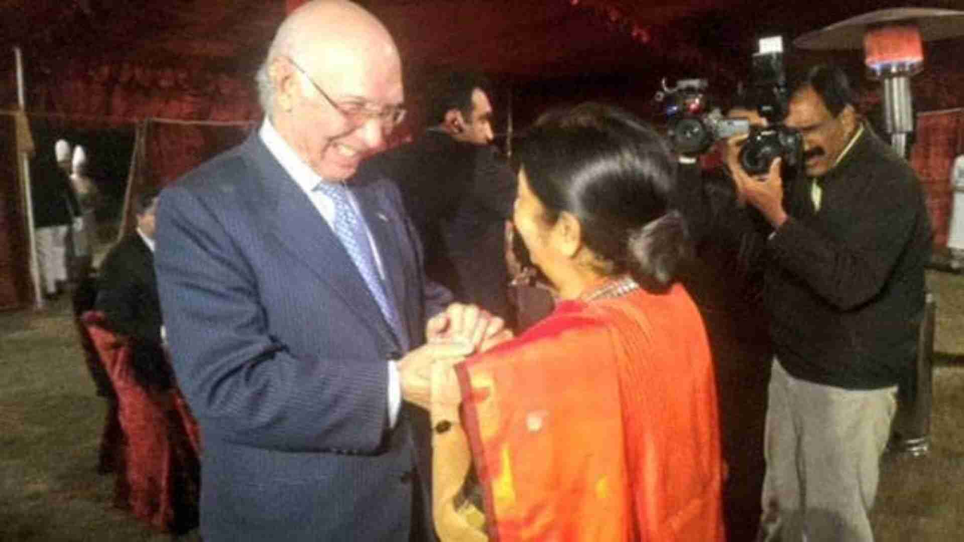 Sushma Swaraj lends a helping hand to Pakistan