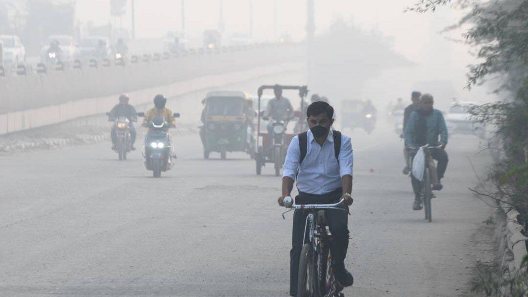 Thick Fog Covers National Capital as AQI Hits 454 in Delhi's Anand Vihar