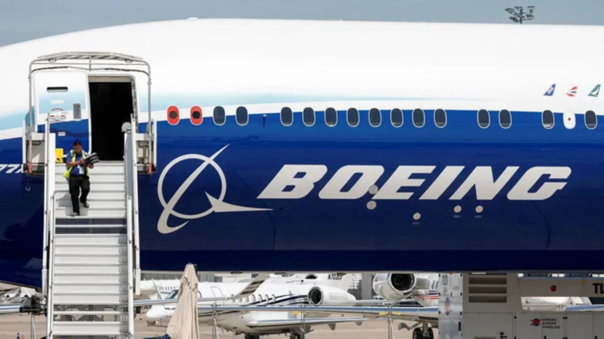 Boeing Offers 35% Pay Raise And $7,000 Bonus In Deal With Month-Long Striking Workers