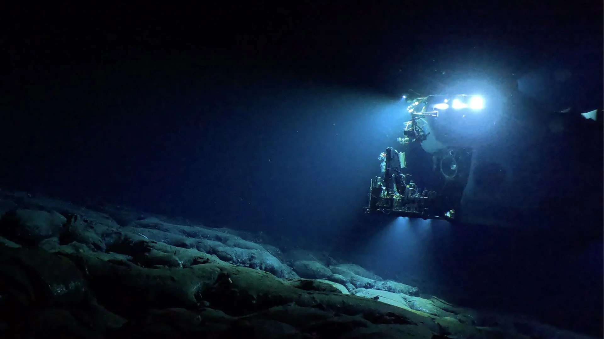 Watch Breakthrough Discovery: Deep-Ocean Minerals Can Produce Oxygen In Darkness