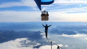 German Slackliners Break World Record By Walking Between Hot Air Balloons At 2.5 Km Altitude