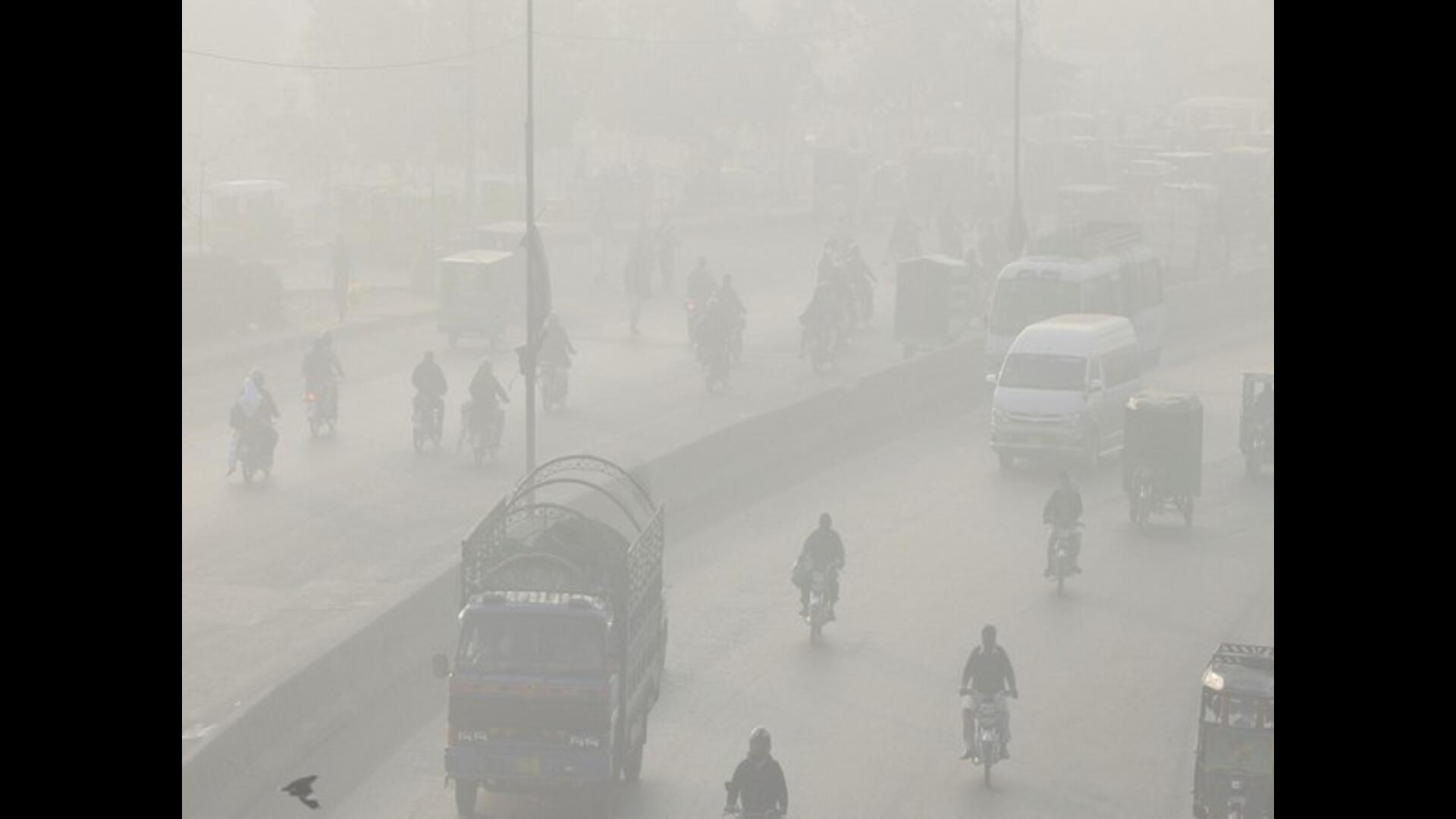 Pakistan Enforces Emergency ‘Lockdowns’ in Major Cities as Pollution Crisis Worsens, Multan AQI Surpasses 2000