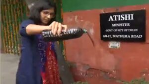 Swati Maliwal Protests At Atishi’s Residence, Throws Polluted Water Bottle | WATCH