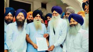 Amritpal’s Father and MP Sarabjit meet Jathedar at Akal Takht Sahib, Demand revocation of ‘Fakhr-e-Qaum’ honor from Badal