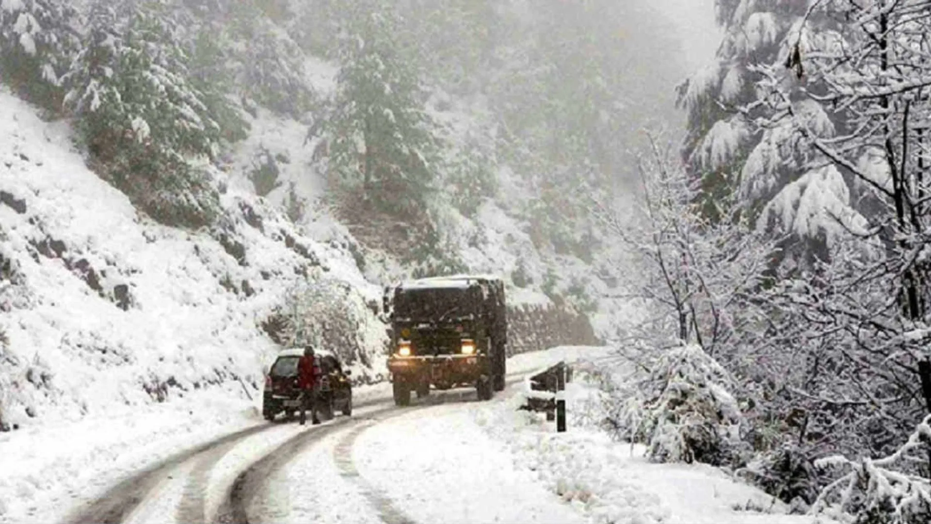 226 Roads Blocked in Himachal Pradesh Due to Snowfall; IMD Issues Severe Cold Warning Until Sunday, J&K Braces for ‘Chillai-Kalan’