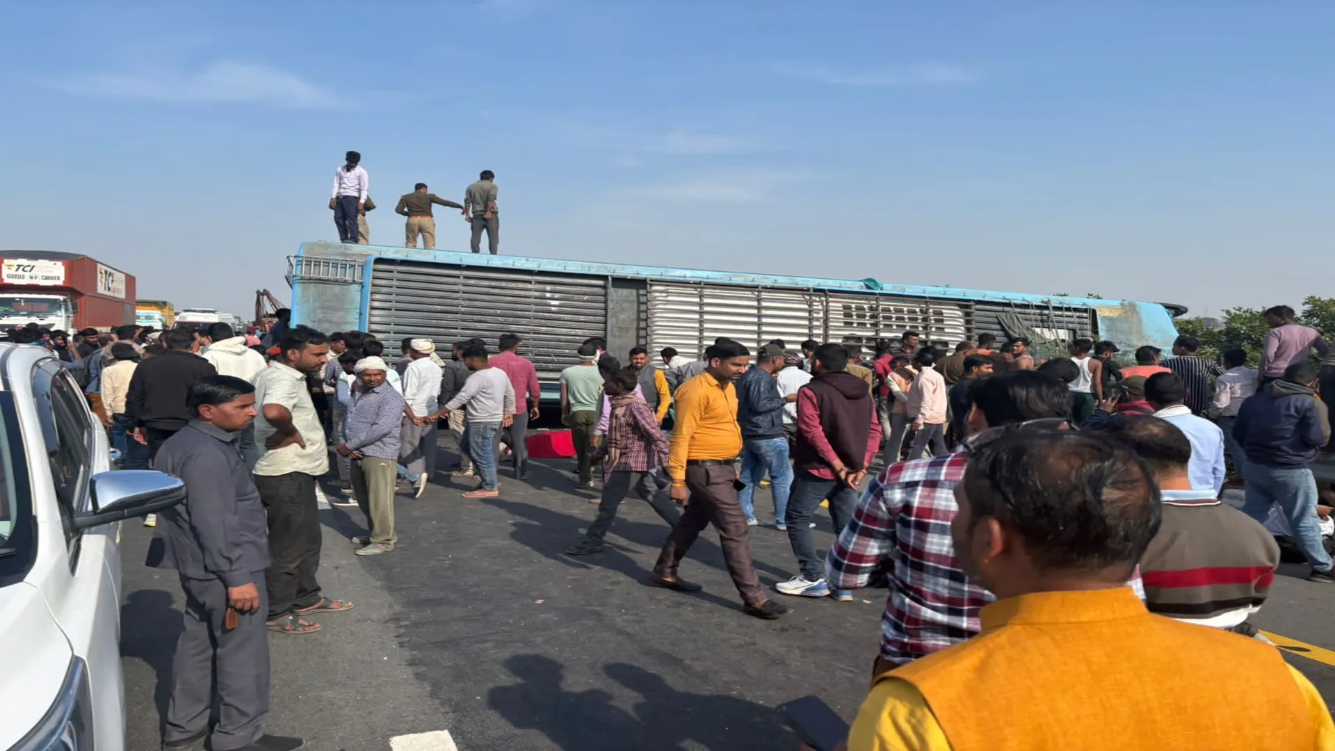 UP: Double-Decker Tourist Bus Collides With Water Tanker In Lucknow-Delhi Highway, 8 Dead