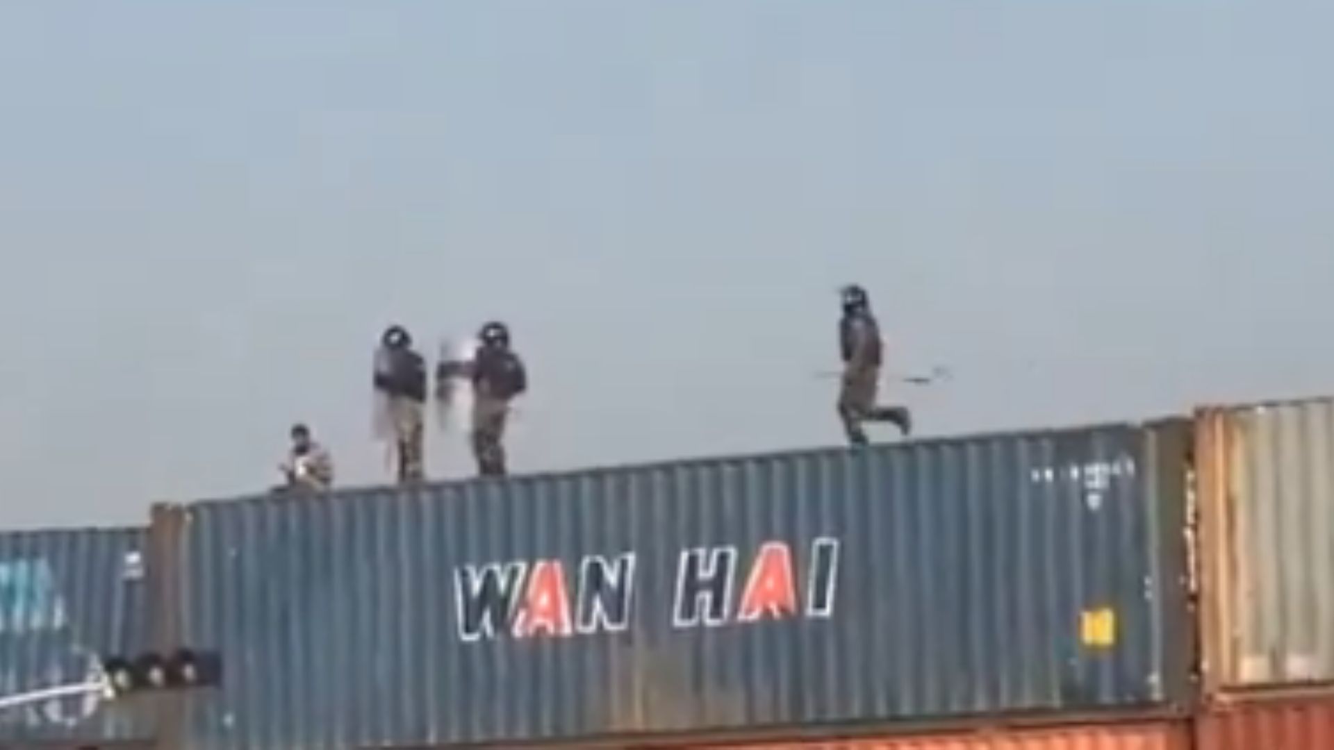 Man thrown off containers in Pakistan (X/@CopsGoneWrong)