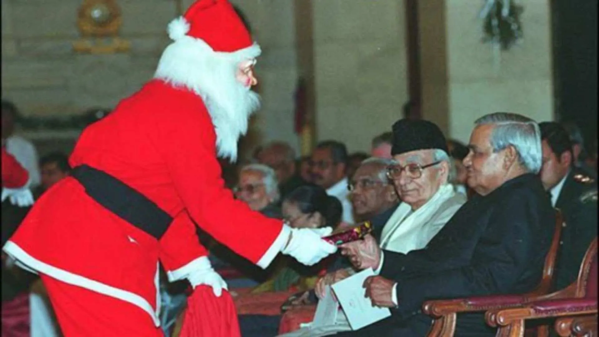 Old Photo of Atal Bihari Vajpayee with Santa Claus from 2001 Resurfaces on His 100th Birthday