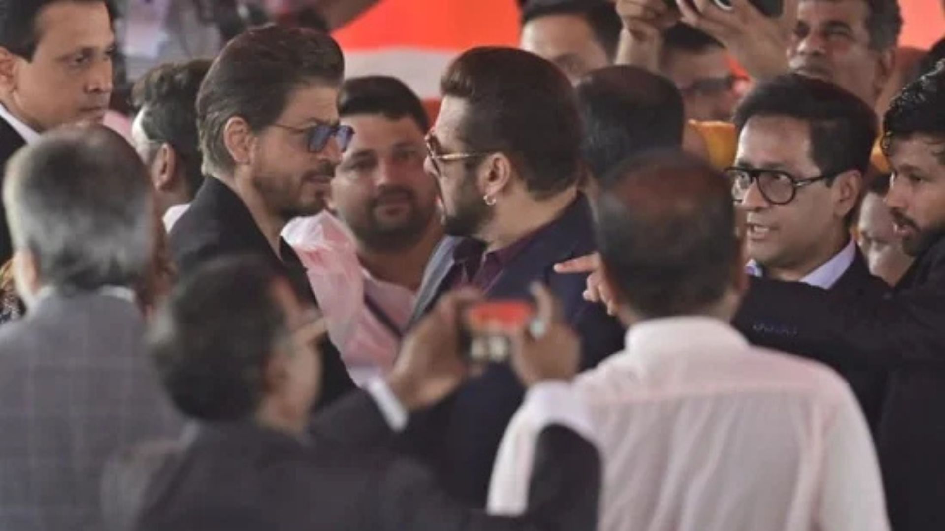 Shah Rukh Khan And Salman Khan Reunite With A Warm Hug At Maharashtra CM’s Oath Ceremony