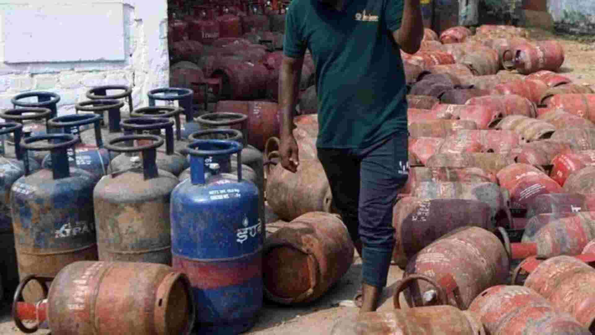 LPG Price Hike: Commercial Cylinder Rates Increased by INR 16.50, Domestic Prices Unchanged