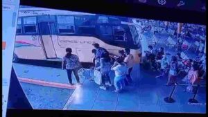 CCTV Footage Reveals Chaos as Passengers Flee from Crashed Bus in Mumbai: WATCH