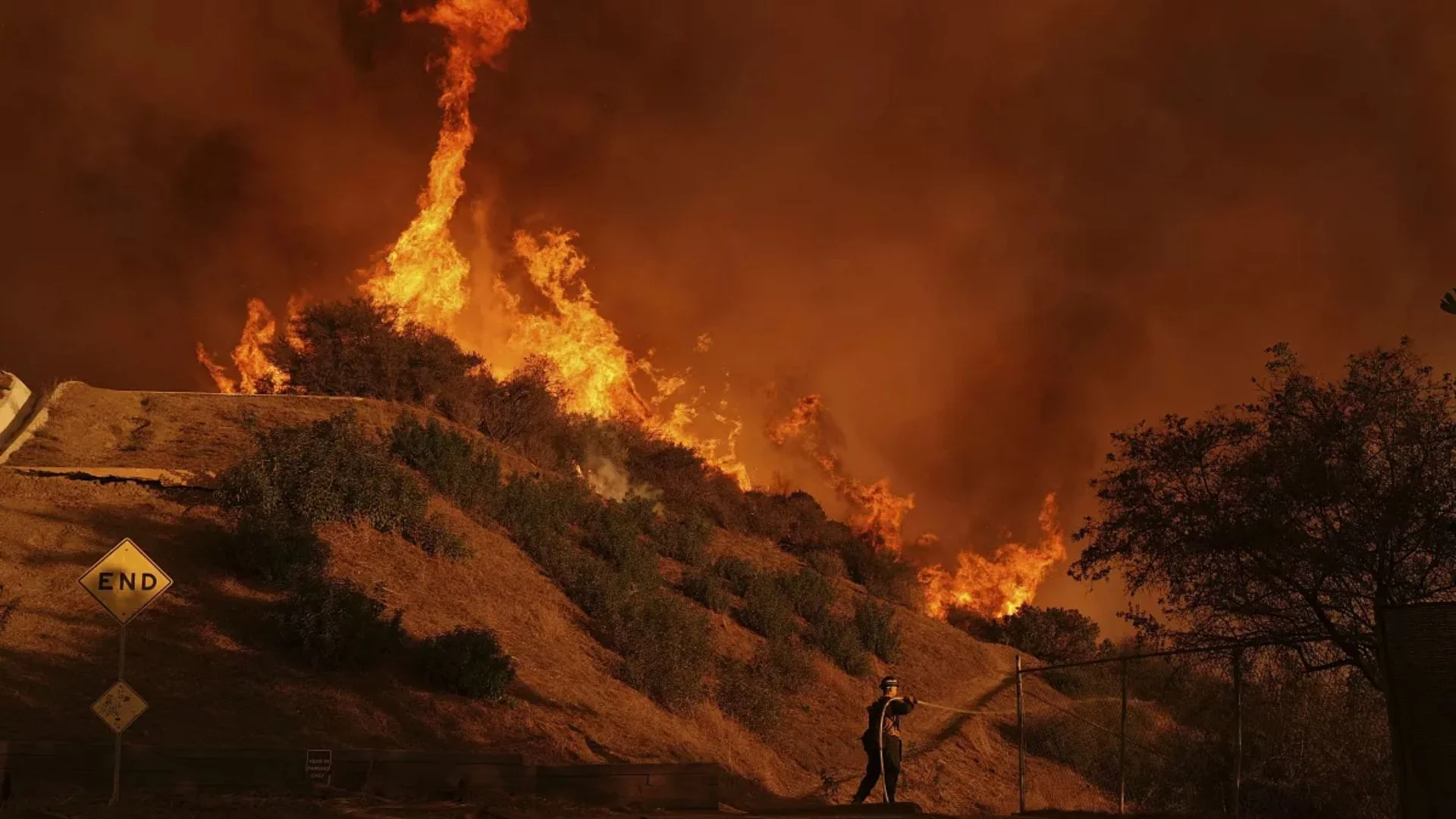 LA Wildfires: Wildfires Edge Close Threatens San Fernando Valley And Celebrity Homes